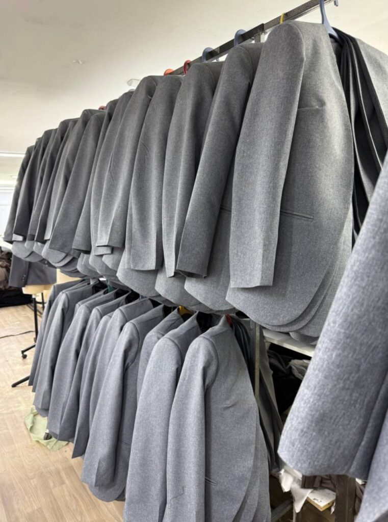 Почему мы работаем только с пиджаками и жилетами — и как это даёт стабильный результат photo 2026 01 12 01 08 23 (1)